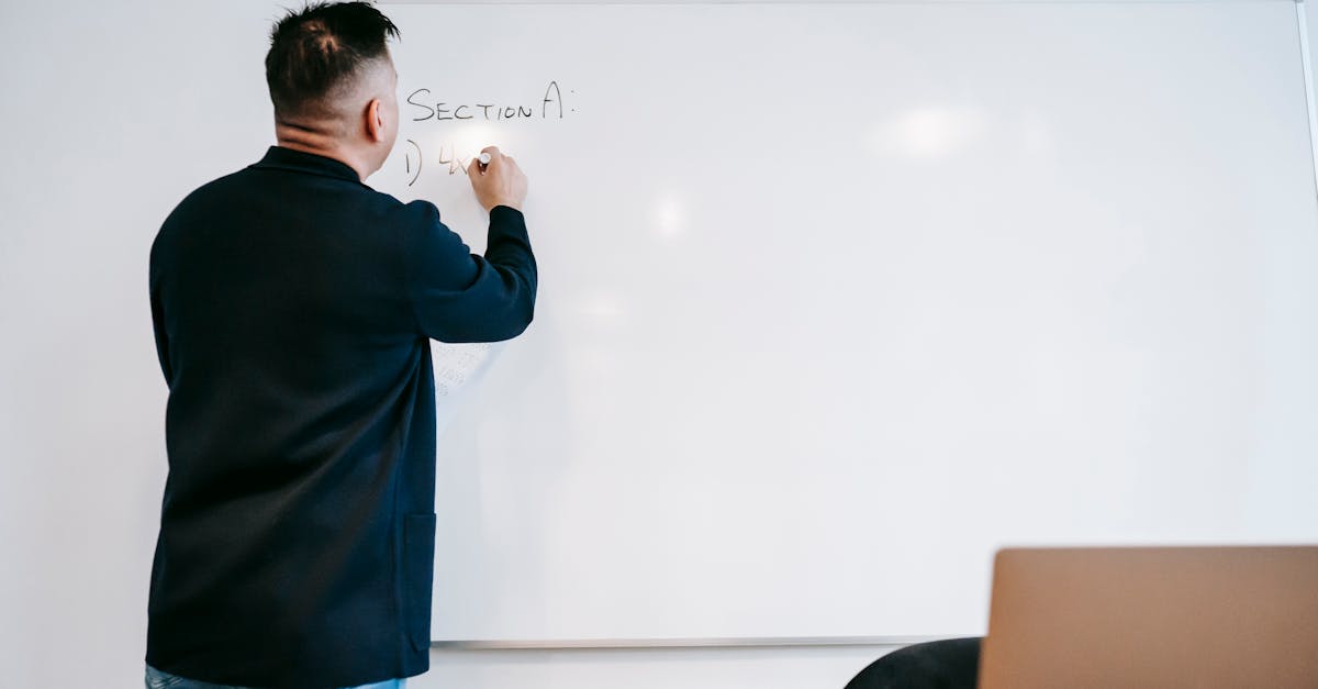 What are the Key Elements of Effective Communication in APM